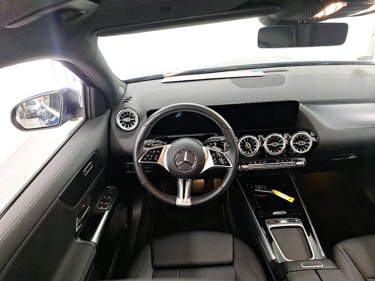 Mercedes-Benz Eqa — photo 8
