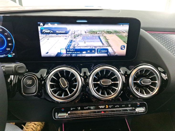 Mercedes-Benz Eqa — photo 9