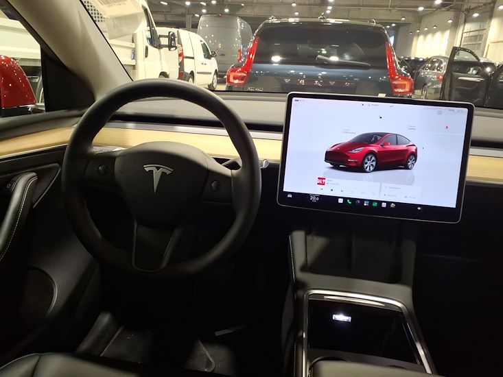 Tesla Model Y — photo 6