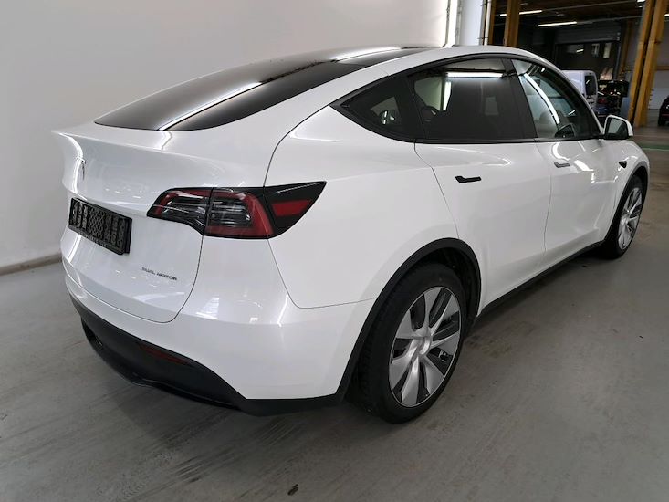 Tesla Model Y — photo 4