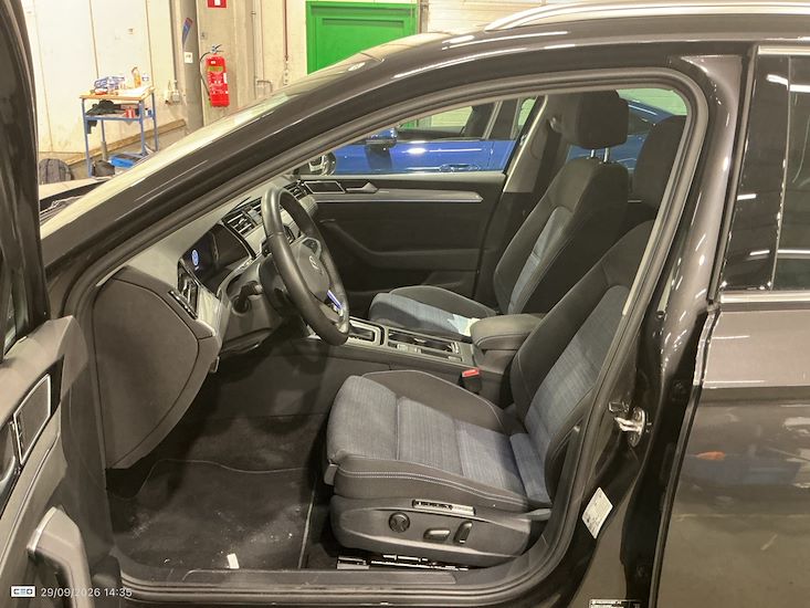 Volkswagen Passat — photo 11