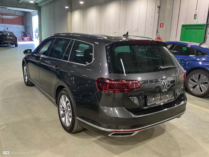 Volkswagen Passat — photo 3