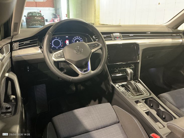 Volkswagen Passat — photo 7