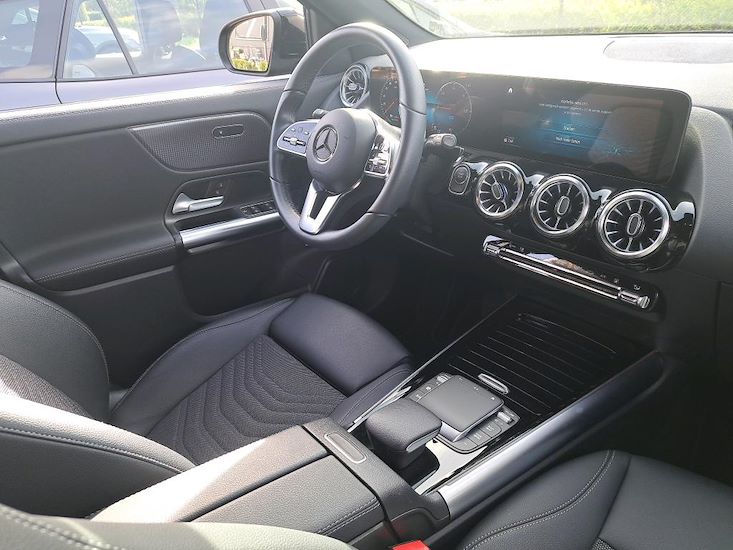 Mercedes-Benz Eqa — photo 8