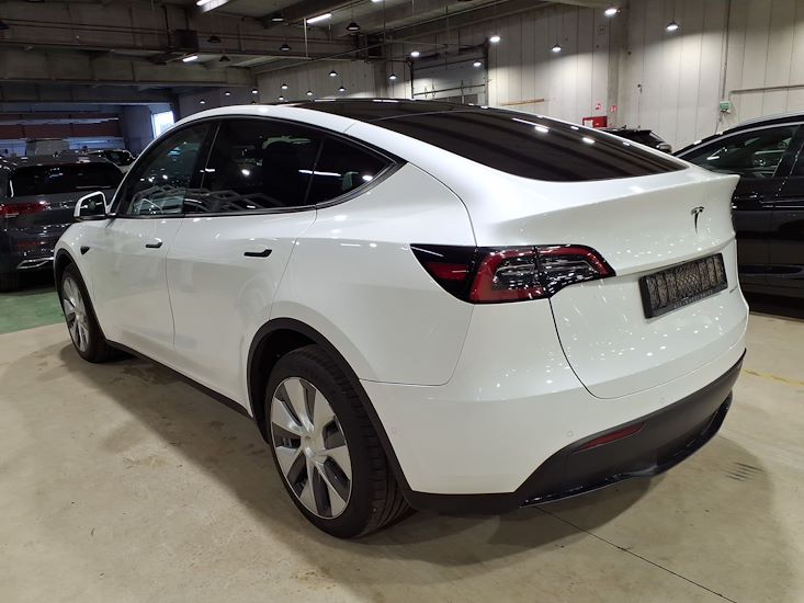 Tesla Model Y — photo 2