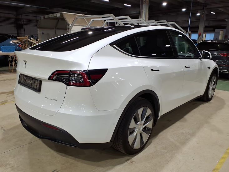 Tesla Model Y — photo 4