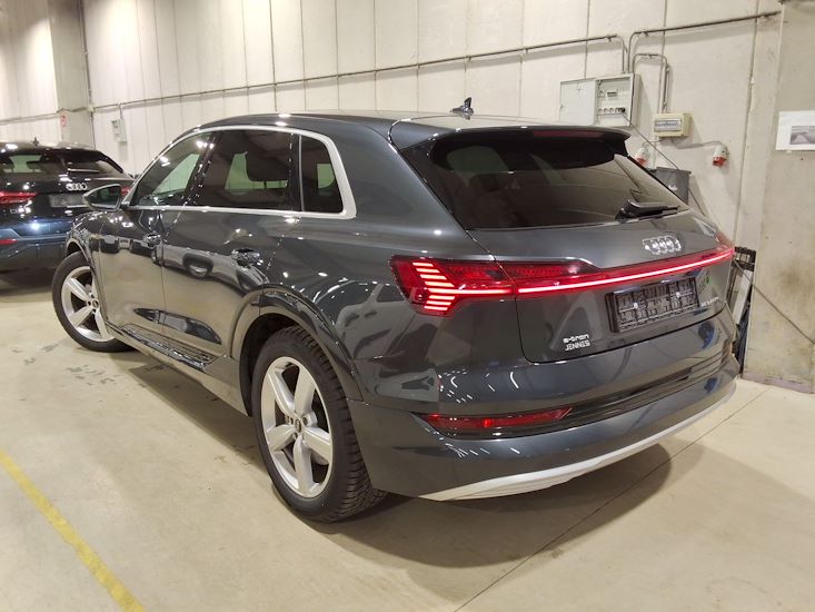 Audi E-Tron — photo 2
