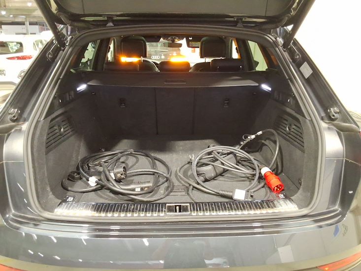 Audi E-Tron — photo 3