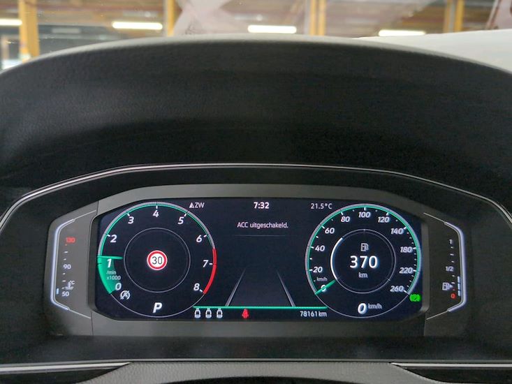 Volkswagen Passat — photo 10