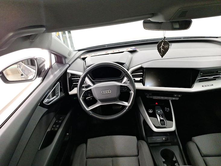 Audi Q4 — photo 8